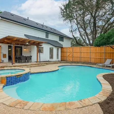 Perfect Getaway Home W 5 Bedrooms & Heated Pool